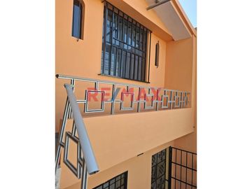 🏡 ¡Descubre tu nuevo hogar en La Victoria, Chiclayo!

🔑 Esta encantadora casa urbana de 2 pisos espera por ti para llenarla de vida y nuevos recuerd