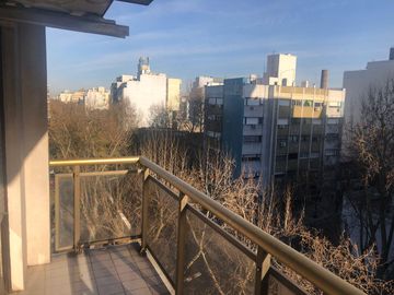 Venta departamento. Piso de 4 ambientes al frente con Balcón. Parque Patricios.