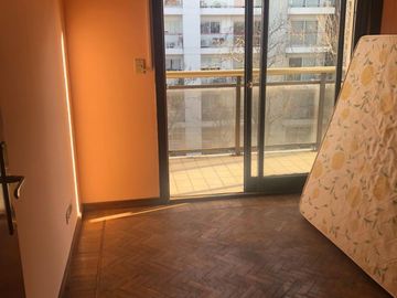 Venta departamento. Piso de 4 ambientes al frente con Balcón. Parque Patricios.