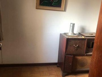 Venta departamento. Piso de 4 ambientes al frente con Balcón. Parque Patricios.