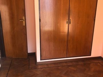 Venta departamento. Piso de 4 ambientes al frente con Balcón. Parque Patricios.