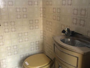 Venta departamento. Piso de 4 ambientes al frente con Balcón. Parque Patricios.