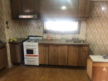 Venta departamento. Piso de 4 ambientes al frente con Balcón. Parque Patricios.
