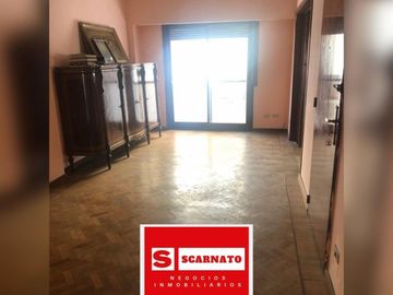Venta departamento. Piso de 4 ambientes al frente con Balcón. Parque Patricios.