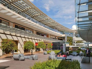 Departamento en planta baja, con patio, alberca, jacuzzi, cine, en pre venta.