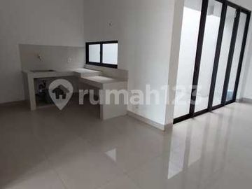 Disewakan / Dijual Rumah Luas di Cluster Florida (8X15) Unit Ready!