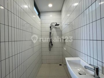 Brand New, Rumah Layout Lapang Modern Tropical di Cirendeu
