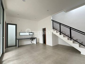 Brand New, Rumah Layout Lapang Modern Tropical di Cirendeu