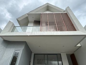 Brand New, Rumah Layout Lapang Modern Tropical di Cirendeu