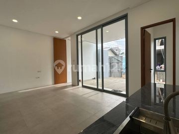 Brand New, Rumah Layout Lapang Modern Tropical di Cirendeu
