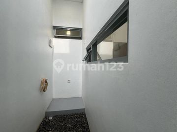 Brand New, Rumah Layout Lapang Modern Tropical di Cirendeu