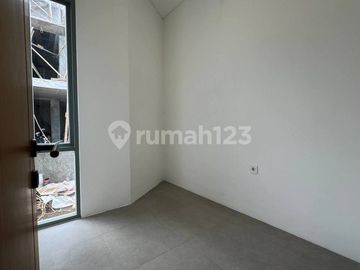 Brand New, Rumah Layout Lapang Modern Tropical di Cirendeu
