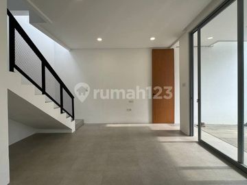 Brand New, Rumah Layout Lapang Modern Tropical di Cirendeu