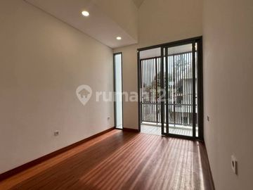 Brand New, Rumah Layout Lapang Modern Tropical di Cirendeu