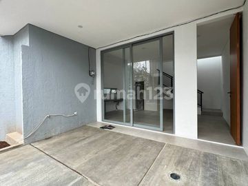 Brand New, Rumah Layout Lapang Modern Tropical di Cirendeu