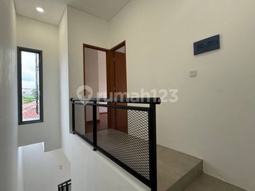 Brand New, Rumah Layout Lapang Modern Tropical di Cirendeu