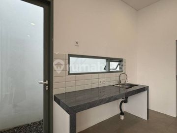 Brand New, Rumah Layout Lapang Modern Tropical di Cirendeu