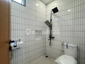Brand New, Rumah Layout Lapang Modern Tropical di Cirendeu