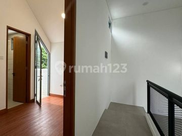 Brand New, Rumah Layout Lapang Modern Tropical di Cirendeu