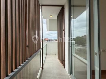Brand New, Rumah Layout Lapang Modern Tropical di Cirendeu