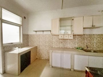 Di Sewakan Rumah Cocok Untuk Kantor 8 Kamar di Jl. Turangga Bandung