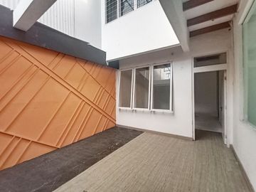 Di Sewakan Rumah Cocok Untuk Kantor 8 Kamar di Jl. Turangga Bandung