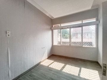 Di Sewakan Rumah Cocok Untuk Kantor 8 Kamar di Jl. Turangga Bandung