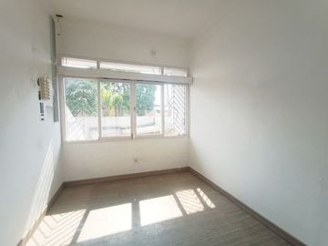 Di Sewakan Rumah Cocok Untuk Kantor 8 Kamar di Jl. Turangga Bandung