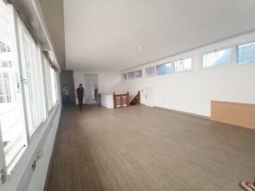 Di Sewakan Rumah Cocok Untuk Kantor 8 Kamar di Jl. Turangga Bandung