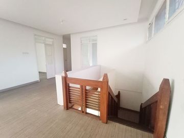 Di Sewakan Rumah Cocok Untuk Kantor 8 Kamar di Jl. Turangga Bandung