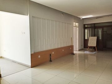 Di Sewakan Rumah Cocok Untuk Kantor 8 Kamar di Jl. Turangga Bandung