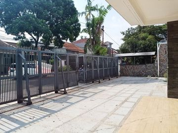Di Sewakan Rumah Cocok Untuk Kantor 8 Kamar di Jl. Turangga Bandung