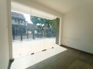Di Sewakan Rumah Cocok Untuk Kantor 8 Kamar di Jl. Turangga Bandung