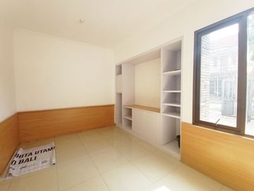 Di Sewakan Rumah Cocok Untuk Kantor 8 Kamar di Jl. Turangga Bandung