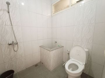 Di Sewakan Rumah Cocok Untuk Kantor 8 Kamar di Jl. Turangga Bandung