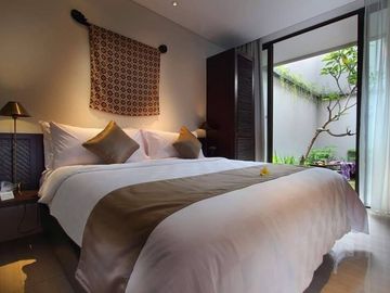 Rumah mewah konsep Villa di perumahan Elite Hyarta Residence