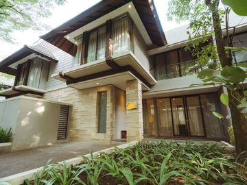 Rumah mewah konsep Villa di perumahan Elite Hyarta Residence