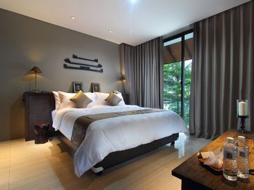Rumah mewah konsep Villa di perumahan Elite Hyarta Residence