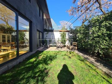 Casa en venta de 4 dorm. en Vitacura