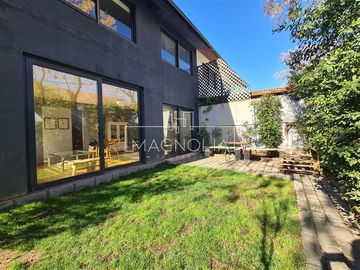 Casa en venta de 4 dorm. en Vitacura