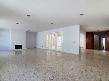 VENTA casa de un nivel en lujoso fraccionamiento