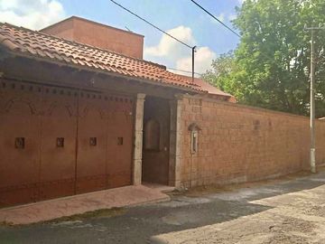 Amplio Terreno en Venta con Caballerizas y dos Bungalows