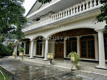 Rumah Mewah Dengan Kolam Renang Di Kemang