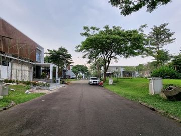 DIJUAL KAVLING SCARLET THE SPRINGS POSISI BADAN 258m2 LEBAR 12 HADAP SELATAN JARANG ADA