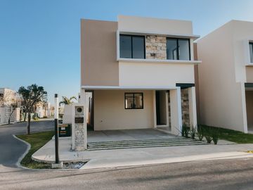 Casa en preventa al norte de Mérida en privada con doble pórtico