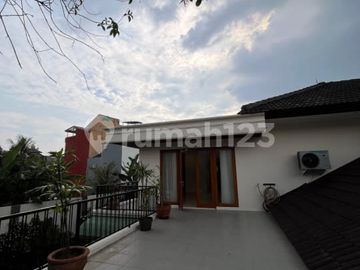 Rumah Mewah dengan Kolam Renang di Pejaten Barat – Jakarta Selatan