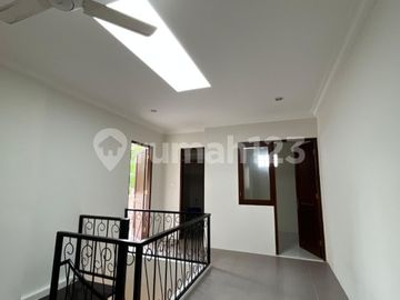Rumah Mewah dengan Kolam Renang di Pejaten Barat – Jakarta Selatan