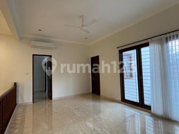 Rumah Mewah dengan Kolam Renang di Pejaten Barat – Jakarta Selatan