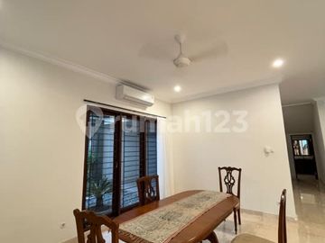 Rumah Mewah dengan Kolam Renang di Pejaten Barat – Jakarta Selatan