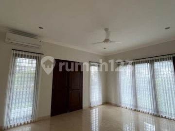 Rumah Mewah dengan Kolam Renang di Pejaten Barat – Jakarta Selatan